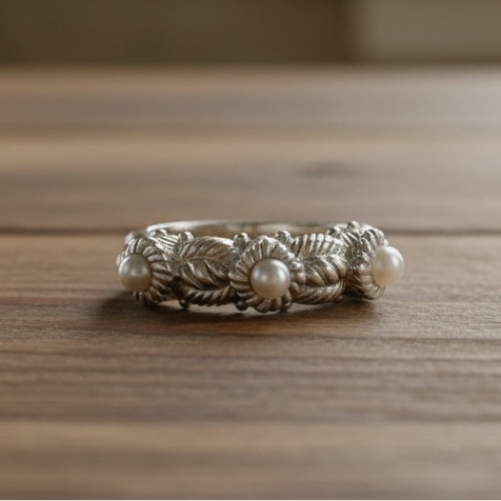 JUDITH RIPKA 3 PEARL STERLING RING
